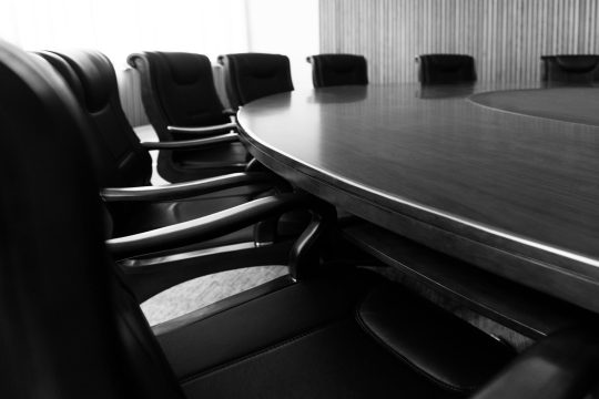Conference,Table,And,Chairs,In,Modern,Meeting,Room.